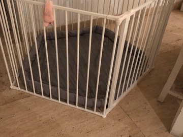 Selling: Play pen 