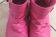 Selling: Pink boots size EUR 28