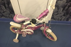 Selling: Pink cycle with training wheels 