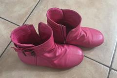 Selling: Boots for kids