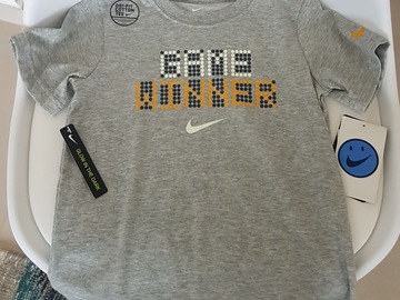 Selling: Nike Boys GLOW IN THE DARK Tee (see pics) 6-7Yrs. Brand new.