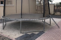 Selling: 12ft Trampoline 