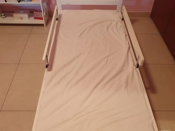 Selling: Toddler bed + mattress 