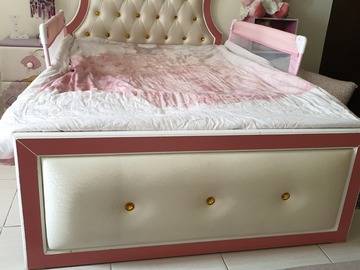 Selling: Princess toddler bed + FREE duvet set 2 bed rails