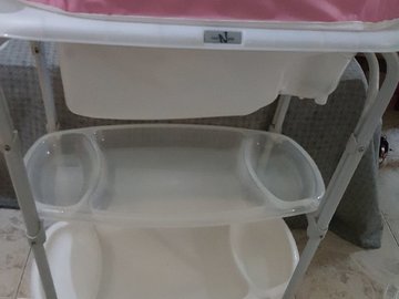Selling: Changing table+bath tub
