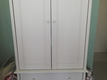 Selling: Children's wardrobe 