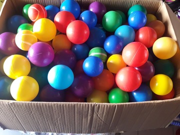 Selling: 400pcs plastic balls 